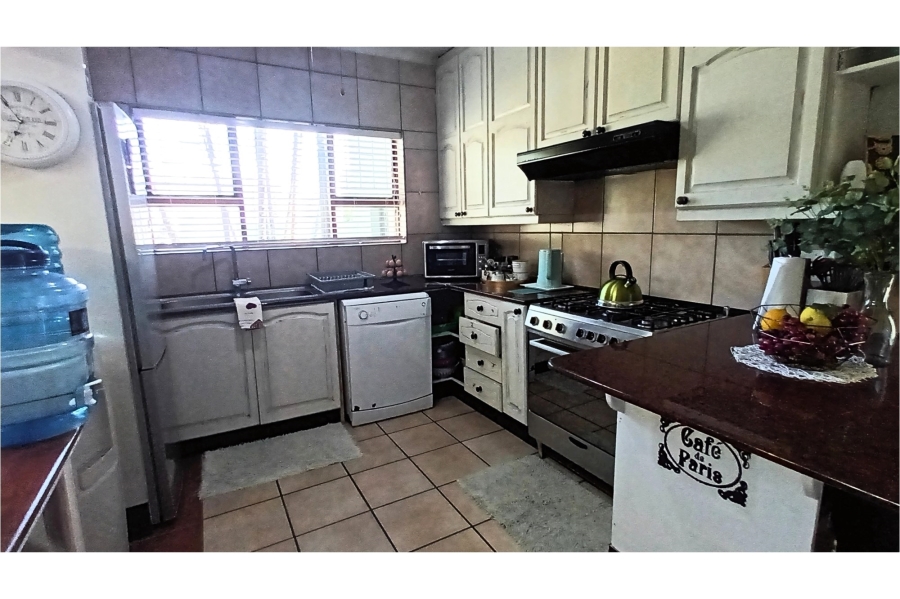 7 Bedroom Property for Sale in Bonza Bay Eastern Cape